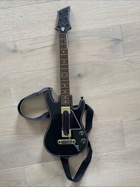 The Guitar Hero Live Wireless Guitar Controller (Model 0000654) no dongle